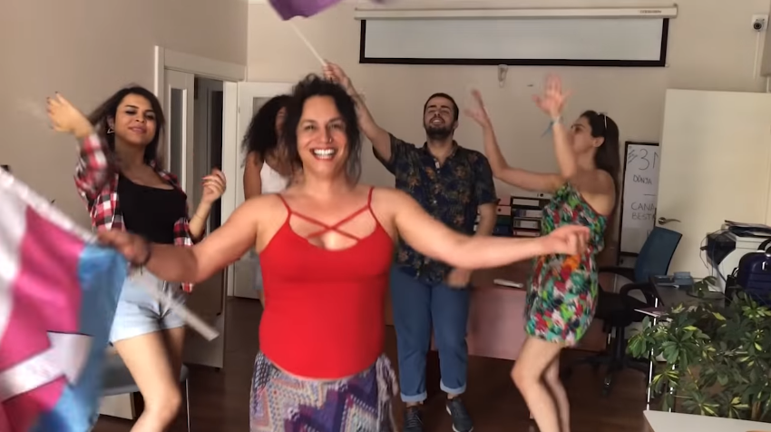 Pembe Hayat: İntizar ve Sinem Gedik’in yanındayız! Kaos GL - LGBTİ+ Haber Portalı