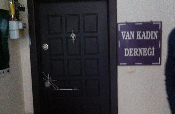 VAKAD: &lsquo;Derneğimizin ofisinden, kapısından, anahtarından bile korkulması bizi onurlandırıyor!&rsquo; Kaos GL - LGBTİ+ Haber Portalı