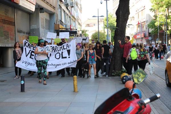 &lsquo;Vegan ol&rsquo; yürüyüşü OHAL&rsquo;e rağmen kalabalık Kaos GL - LGBTİ+ Haber Portalı