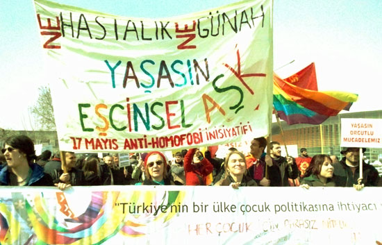 “Evimizin içinde sevgiliyiz, sokakta en iyi iki arkadaşız” Kaos GL - LGBTİ+ Haber Portalı